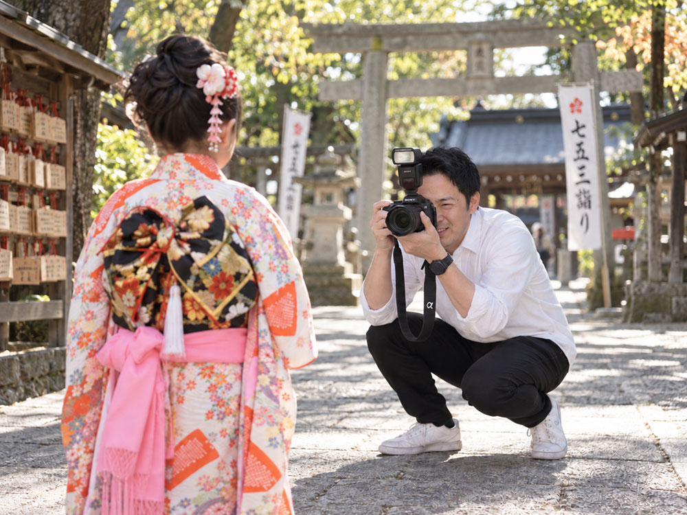神社で七五三を迎えたお子さまを撮影するLIFESEEDSのカメラマン