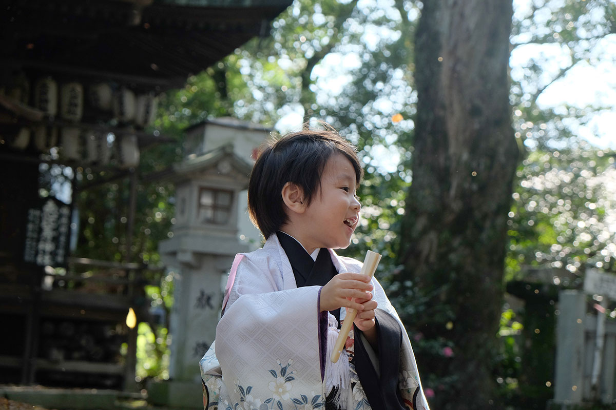 神社で七五三を迎えた男の子の自然な表情