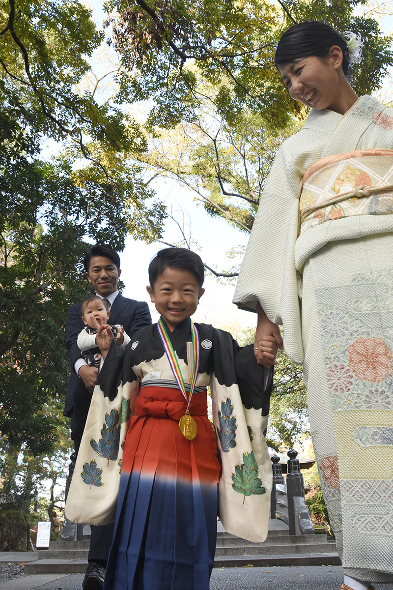 七五三のお参りをする家族の自然な様子