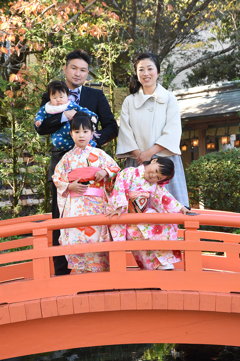 七五三の姉妹と家族を写した自然な集合写真